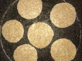 刷上蜂蜜水，蘸满白芝麻，入平底锅烤熟
