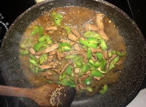 倒入肉和杭椒，炒熟，加少许料酒，酱油，稍焖一下入味