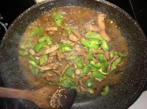 倒入肉和杭椒，炒熟，加少许料酒，酱油，稍焖一下入味
