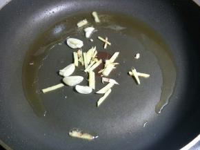 放入姜、蒜爆香。