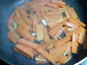 胡萝卜翻炒均匀。