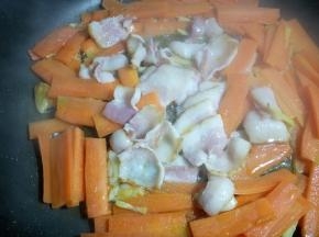 煎至培根微卷。