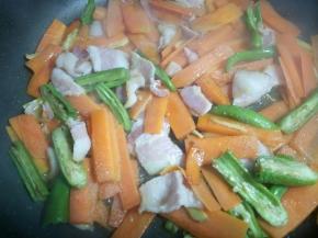 放入青椒翻炒均匀。