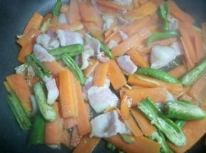 放入青椒翻炒均匀。