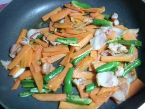 加少许盐、生抽翻炒均匀。