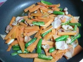 加少许盐、生抽翻炒均匀。