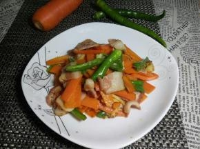 装盘，培根胡萝卜制作完成。