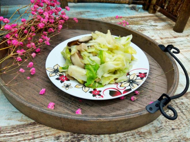 圆白菜炒香菇