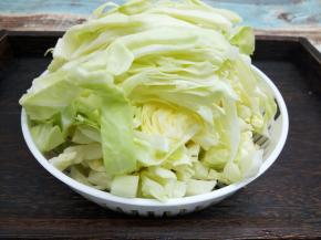 圆白菜撕去老叶，洗净，切丝