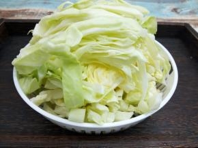 圆白菜撕去老叶，洗净，切丝