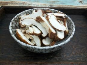 香菇用盐水泡5分钟，用流水冲洗干净，切丝