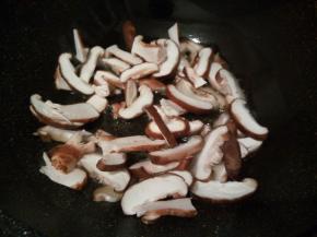 锅里放油，油热加香菇丝翻炒