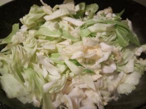 香菇翻炒回软，加圆白菜