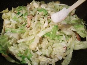 圆白菜炒到有点变软，加细盐一勺