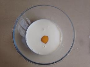 碗里装入牛奶和鸡蛋，并搅拌好