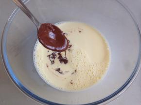 热水溶化可可粉，并倒入牛奶蛋液中