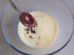 热水溶化可可粉，并倒入牛奶蛋液中