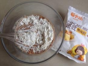 将班戟预拌粉倒入，拌均匀v