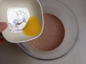 倒入已经提前隔水融化的黄油，并拌匀