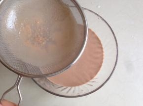 将面糊过筛一次