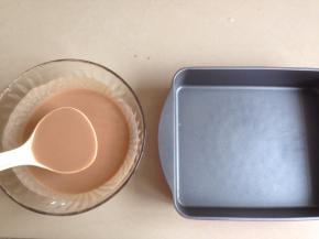 勺一勺面糊到锅里，转动一下锅，使面糊均匀平摊在底部