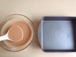 勺一勺面糊到锅里，转动一下锅，使面糊均匀平摊在底部