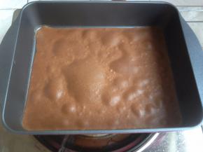 开小火，待起大泡，就可以离开火源（如果倒入面糊后转不动，立刻就凝固了，说明锅的温度太高，要准备湿毛巾，把锅放湿毛巾上降温后，再倒面糊）