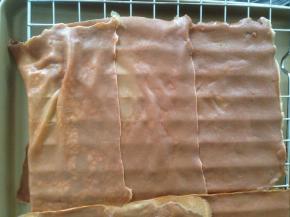 用刮刀轻轻分离边缘，将饼皮放在晾架上晾凉