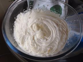 淡奶油里加入细砂糖，用电动打蛋器开中档，隔冰水打发淡奶油