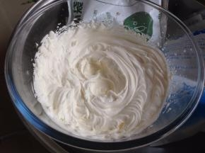 淡奶油里加入细砂糖，用电动打蛋器开中档，隔冰水打发淡奶油