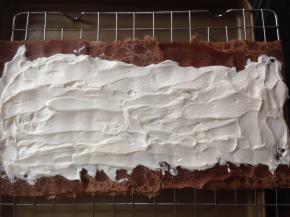 将饼皮一张张重叠好，抹上淡奶油，两边和头尾不抹