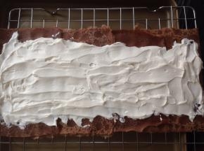 将饼皮一张张重叠好，抹上淡奶油，两边和头尾不抹