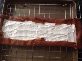 两端和一条短边向内折起来