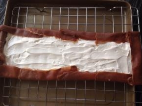 两端和一条短边向内折起来