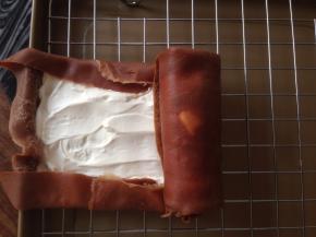 卷起来，放入保鲜袋中，入冰箱冷藏30分钟以上，至定型