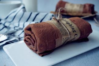 最后撒上可可粉，裁一条原色油纸加上英文纸和麻绳，送人妥妥的