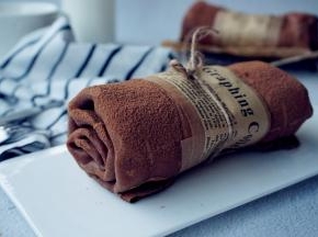 最后撒上可可粉，裁一条原色油纸加上英文纸和麻绳，送人妥妥的