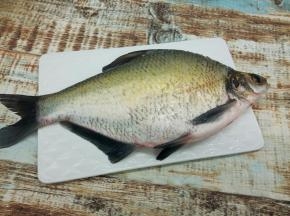 新鲜的武昌鱼，它的眼球饱满凸出，角膜透明清亮，富有弹性，鳃丝清晰呈鲜红色，黏液透明。鳞片有光泽且与鱼体贴附紧密，不易脱落，肌肉坚实有弹性。