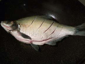 锅热，放油，下武昌鱼小火煎【大火快速煎的话，鱼一下子受热，就鼓起来了，摆盘也不好看】