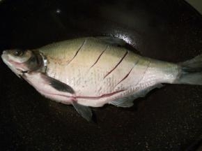 锅热，放油，下武昌鱼小火煎【大火快速煎的话，鱼一下子受热，就鼓起来了，摆盘也不好看】