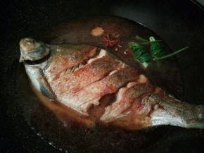 把葱结，大料，花椒放下去