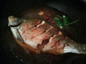 把葱结，大料，花椒放下去