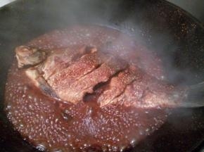 加适量温水，开大火煮，中火炖到汤汁差不多，就收汁