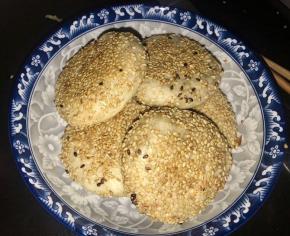 在烧饼中间划一刀，加入炒好的馅料