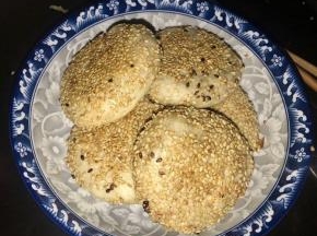 在烧饼中间划一刀，加入炒好的馅料
