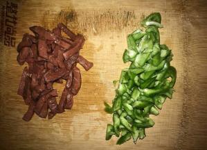 下面开始做馅料：里脊肉、杭椒切小片