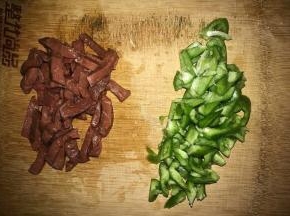 下面开始做馅料：里脊肉、杭椒切小片