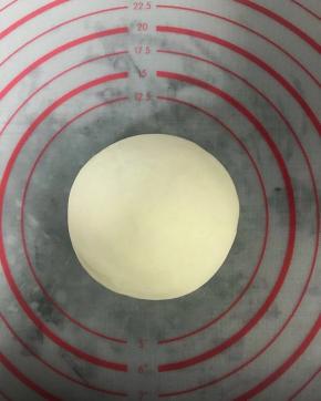 把除花椒粉外的饼皮材料和成光滑的面团，包上保鲜膜，静置半小时发酵