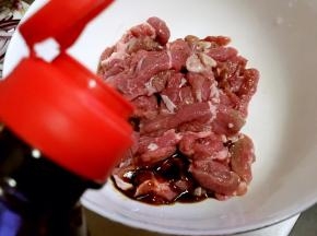 倒入酱油