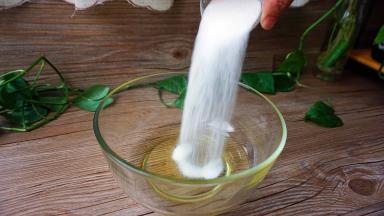 玉米油加入细砂糖搅匀